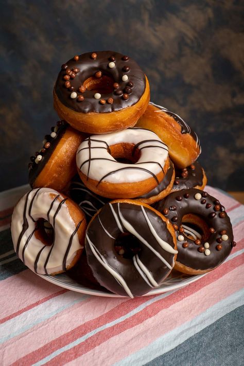 Glazed Donut Recipe, Chocolate Glazed Donuts Recipe, Chocolate Glazed Donut, Bolo Naruto, Strawberry Filled Donuts, Donut Decorating Ideas, Cookie Glaze, Chocolate Doughnuts, Donut Art
