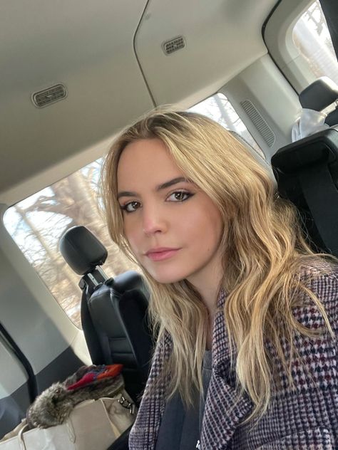 IMOGEN ADAMS (Bailee Madison) behind the set of PLL : ORIGINAL SIN 🤫 Bailee Madison Hair, Bailee Madison Icons, Pll Original Sins, Genelle Seldon, Imogen Adams, Gotham Series, Bailee Madison, Too Much Makeup, Selena Gomez Style