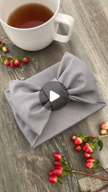 Tela, Gift Wrapping Ideas With Fabric, Creative Ribbon Wrapping, Eco Friendly Gift Wrapping Ideas, Reusable Fabric Gift Wrap, Gift Wrapping With Fabric, How To Wrap Blankets As Gifts, How To Gift Wrap A Blanket, T Shirt Gift Wrapping Ideas