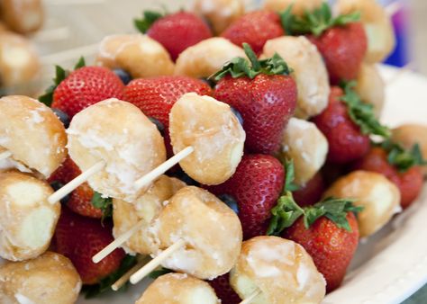 I like this idea. I think I would substitute mini cream puffs instead of the donut holes. Strawberries 'n Cream :) ~Ashley Birthday Breakfast Party, Donut Birthday Parties, Breakfast Party, Fruit Kabobs, Birthday Breakfast, Brownie Desserts, Donut Holes, Baby Shower Brunch, Birthday Brunch