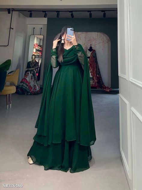 Georgette Dress Western, Plazo Kurti Design, Green Anarkali Dress, Plazo Kurti, Plain Kurti Designs, Long Frock Designs, Red Bridal Dress, Chic Maxi Dresses, Desi Fashion Casual