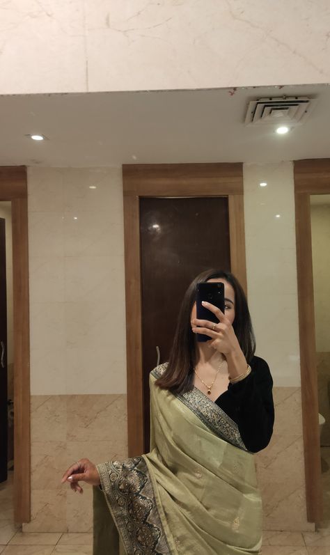 Saari Poses Mirror Selfie, Mirror Selfie Saree Aesthetic, Saree Poses In Mirror, Indian Wear Mirror Selfie, Saree Mirror Poses, Orange Saree Aesthetic, Simple Saree Aesthetic, Mirror Selfie Aesthetic Indian, Mirror Selfie Indian Dress