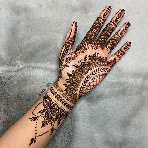 B Creates on Instagram: “▫️ A bridal palm design ▫️ • • [Henna Inspo]: @hennabyfakhira and @leedsmehndi [Henna used]: @henna4u_leicester • • • • #mendhi…” Latest Mehndi Designs Palms, Bridal Henna Designs Palm, Elegant Mehendi Designs Palm, Mendhi Palm Design, Palm Mehndi Design Aesthetic, Mehendi Designs On Palm, Indian Henna Designs Palm, Henna Designs Easy Hand Palms, Palm Mendhi Design