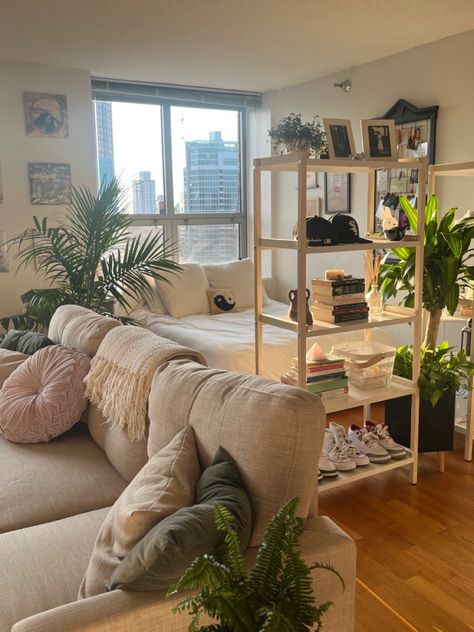 Apartamento New York, Cozy Studio Apartment, One Room Apartment, Studio Apartment Living, Studio Apartment Design, Dream Apartment Decor, Deco Studio, Small Studio Apartment, Future Apartment Decor