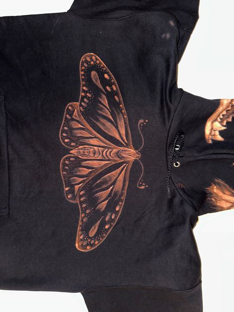 Bleach Art Hoodies, Bleach Moth Shirt, Butterfly Bleach Hoodie, Bleached Butterfly Shirt, Spray Paint Designs On Clothes, Dragonfly Bleach Shirt, Moth Bleach Design, Diy Bleach Tshirt Ideas, Bleached Painted Shirt