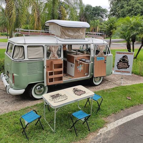 Vivre en combi, qui n'en n'a pas déjà rêvé ??  Retrouvez les plus belles photos de combi vw dans ce super tableau.  Notre rodol'f , le rouleau de cuisine indispensable des vanlifers , adore rejoindre les combi !! Plus d'infos sur notre Rodol'f, le rouleau multifonction, embarquant les 15 fonctions indispensables en cuisine, sur le lien de cette épingle.  Mais attention il va vite devenir indispensable à vos yeux, on vous aura prévenu !! #vanlife #vanamenage #cuisinenomade #ontheroad Combi Vw T2, Combi Hippie, Camping 4x4, Vw Bus Interior, Bus Interior, Vw Combi, Kombi Home, Vw Bus Camper, Combi Vw