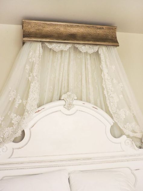 21 Ideas for Victorian Inspired Decorating (on a Budget!) Victorian Bedroom Decor, Modern Victorian Bedroom, Crown Canopy, Bed Crown Canopy, Canopy Crib, Home Victorian, Victorian Bed, Bed Crown, Bedroom Pink