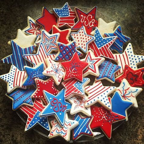 Fourth of July cookies | Patriotic | Stars | Stripes | Red, white and blue | Flag | Royal icing | USA | America | Cookie Decorating Essen, Star Cookies Decorated, Fourth Of July Cookies, Cake Frosting Designs, Patriotic Sugar Cookies, Star Sugar Cookies, Patriotic Cookies, Royal Iced Cookies, Sugar Cookie Royal Icing