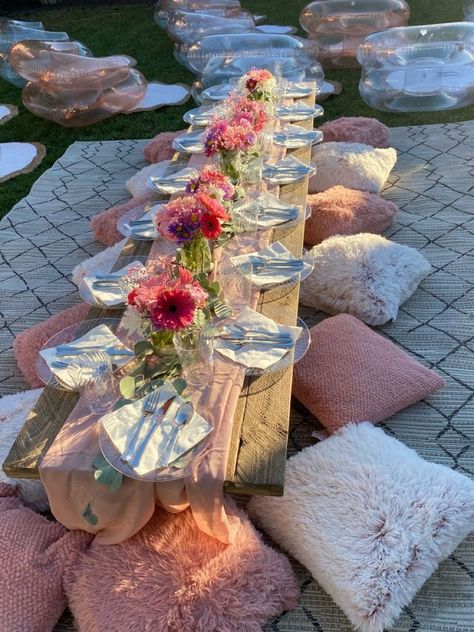 Sweet 16 Outdoor Movie Party, Sweet Sixteen Picnic Ideas, Sweet Sixteen Beach Party Ideas, Sweet Sixteen Picnic, Picnic Table Set Up, Sweet Sixteen Party Ideas Outdoor, Sweet 16 Outdoor Party Ideas, Sweet 16 Picnic, Pinterest Picnic