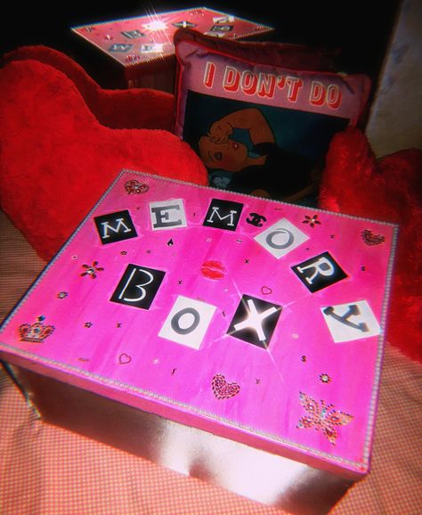 Things To Make With A Shoe Box Ideas, Hope Box Ideas, Shoebox Memory Box Ideas, Middle School Memory Box Ideas Diy, Freshman Box Memories, High School Shoe Box Memories, College Memory Box Ideas, Senior Memory Box Ideas Pink, Shoe Box Painting Ideas Aesthetic