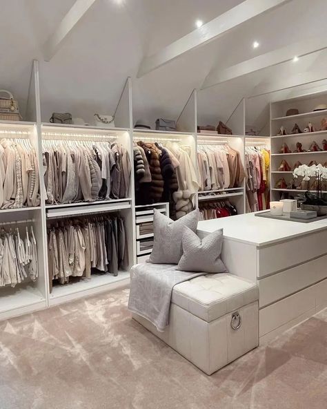 Organized Wardrobe, Organize Clothes, Gorgeous Closet, Dream Life House, Dressing Room Closet, Dream Closet Design, Luxury Closets Design, Wardrobe Room, Closet Room