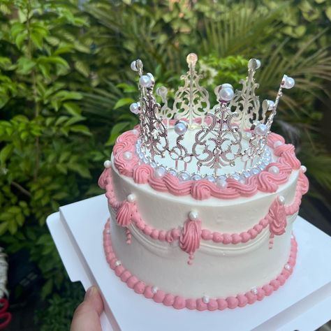 Cake Queen Birthday, Gold And Pink Cake Birthday, Cake Mahkota, Crown Cake Princess, Princess Buttercream Cake, Crown Cake Ideas, Queen Birthday Cake, Cake With Crown, Crown Birthday Cake