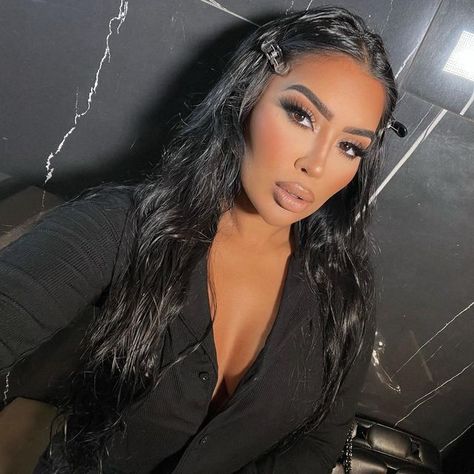 Kim Kardashian Glam Makeup, Pink Blush Makeup Looks, Kylie Jenner Makeup Looks, Makeup Artist Looks, Master Mattes Palette, Pink Blush Makeup, Matte Makeup Look, Kim Makeup, Bronze Makeup Look