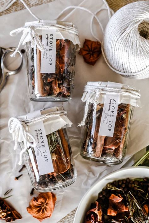 Stove Potpourri, Homemade Hostess Gifts, Potpourri Recipe, Homemade Potpourri, Potpourri Gift, Stove Top Potpourri, Healthy Hacks, Potpourri Recipes, Pot Pourri