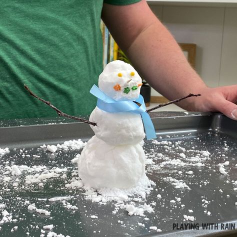 You can make snow with baking soda from the comfort of your own home! This super cool experiment will show you three different ways to make snow with baking soda and will keep your kids entertained all year long! #coolscienceexperiments #weatherscience #kidsactivities #snowscience #bakingsoda #playingwithrain Snow With Conditioner And Baking Soda, Baking Soda Snow Recipe, Making Snow With Baking Soda, Snowman Stem Activities For Kids, Baking Soda Crafts, Baking Soda Snow, Weather Experiments For Kids, Play Snow Recipe, Snowman Recipes