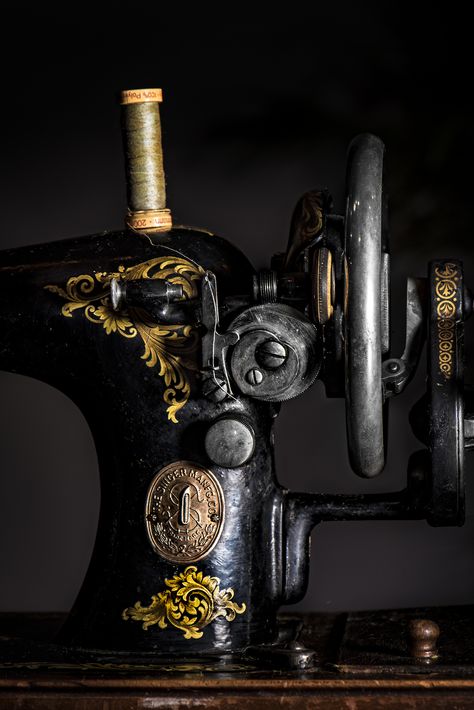 Sewing Machine Aesthetic, Tailor Aesthetic, Tailoring Aesthetic, Sewing Pictures, Sewing Machine Drawing, Sewing Machine Vintage, Sewing Aesthetic, Sewing Photography, Old Sewing Machine