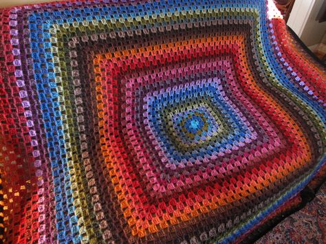 Big granny square blanket uses four triple crochets instead of the usual three double crochets. Very nice! Big Granny Square Blanket, Big Granny Square, Granny Square Crochet Patterns, Granny Square Crochet Patterns Free, Extra Yarn, Crochet Blanket Designs, Granny Square Afghan, Crochet Blanket Afghan, Manta Crochet