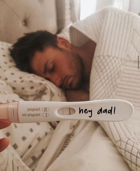 Vom Avea Un Copil, Pregnancy Announcement Pictures, Baby Announcement To Husband, Pregnancy Announcement Photoshoot, Baby Announcement Photoshoot, Cute Pregnancy Pictures, Baby Annoucement, Fun Baby Announcement