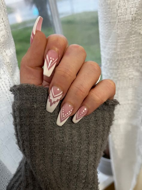 #westernnails #western #country #countrynails #aztecnails #southernnails western theme French nail manicure with Aztec horse blanket inspired line art white pink Aztec Nails, Boho Western Nails, Country Nail Designs, Aztec Horse, Country Acrylic Nails, Rodeo Nails, Horse Nails, Cowboy Nails, Bow Nails