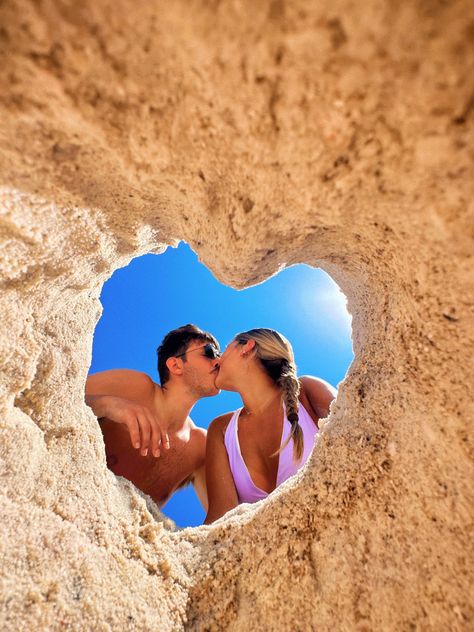 Couple Holidays Photo, Beach Photo For Couples, Vacation Photos With Boyfriend, Beach Pictures Ideas Couples, Photo Boyfriend Ideas, Couple Picture Ideas At The Beach, Couples Beach Pictures Self Timer, Beach Date Pictures, Cute Couple Poses Beach