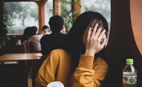 6 Problems All Shy Introverts Will Understand Common Spanish Phrases, Military Moments, Shy Woman, Shy Introvert, Cute Questions, Leaving A Relationship, Shy People, Nonverbal Communication, Spanish Phrases
