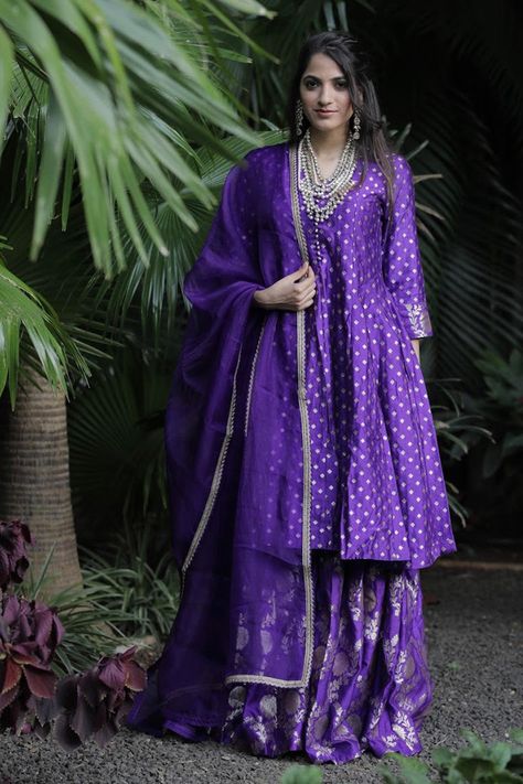 Purple Gharara, Banarasi Outfits, Brocade Gharara, Brocade Anarkali, Banarasi Brocade, Simple Kurta Designs, Long Kurti Designs, Casual Indian Fashion, Pakistani Fashion Party Wear