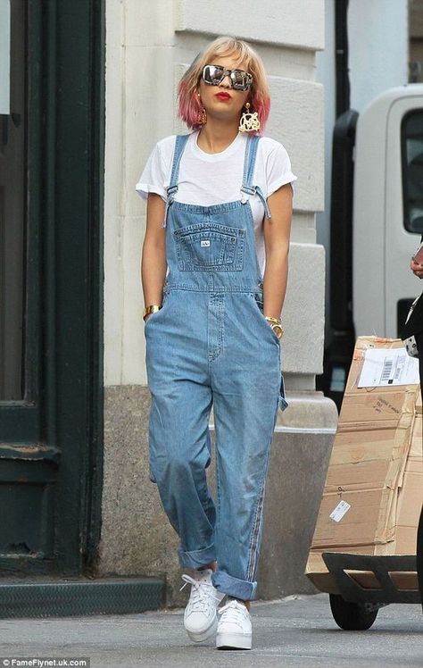 Creole-Belle ♥ www.AllieKayOfficial.tumblr.com ♥ Rita Ora Tattoo, Svarta Outfits, Look Hip Hop, Dungaree Outfit, Style Icons Inspiration, Salopette Jeans, Look Jean, Denim Dungarees, Stage Performance