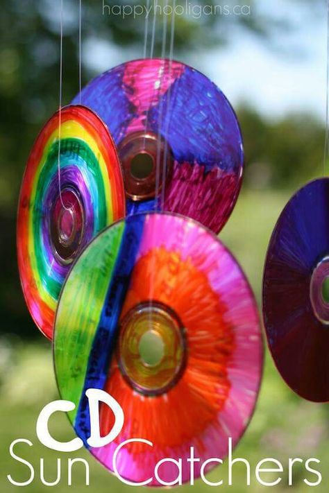 Cd suncatchers Crafts With Cds, Old Cd Crafts, Art Cd, Recycled Cds, Cd Diy, Happy Hooligans, Old Cd, Old Cds, Cd Crafts