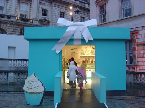 Tiffany Tuck Shop Blue Box Pop up store London Retail Fixtures, Retail Concepts, Guerilla Marketing, Blue Box, Retail Space, Pop Up Stores, Display Design, Pop Up Store, Shop Display