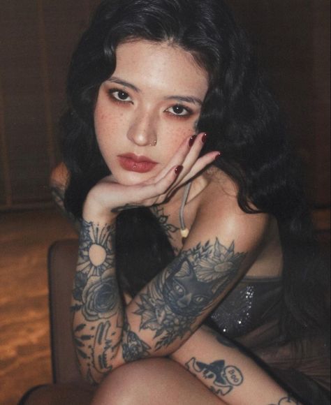 Dark Hair, Tattoo Girls, Tattoed Women, Cool Face, Bohemian Lifestyle, Girl Tattoos, Beautiful Face, Tattoos For Women, Asian Beauty