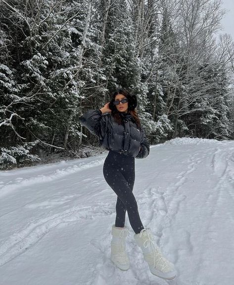 Cristina Monti on Instagram: "🖤" Snow Ootd, Snow Outfits For Women, Ski Outfit For Women, Rainy Outfit, Winter Outfits Canada, Snow Fits, Winter Fashion Cold, Snow Photoshoot, Snow Trip