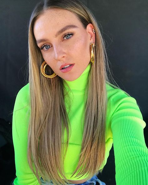 Perrie Edwards ✌️🌻 on Instagram: “A woman like me wears green to be seen! 🐸  The feedback on the single has been amazing! I love you all to the 🌙 and back!” Little Mix, Jesy Nelson, Perrie Edwards, Keira Knightley, Woman Like Me, Perrie Edwards Style, Little Mix Outfits, Litte Mix, Wear Green