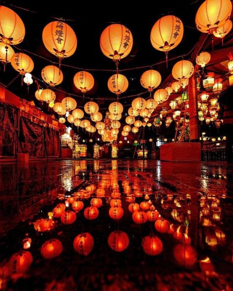 credit: IG @travel_nagasaki The Nagasaki Lantern Festival is held every February to mark the end of the Lunar New Year period. Japanese New Year Festival, Lunar New Year Festival, Nagasaki Aesthetic, Nagasaki Lantern Festival, Japan Festival Aesthetic, Japanese Festival Aesthetic, Japanese Culture Aesthetic, Lunar New Year Aesthetic, Japanese Lantern Festival