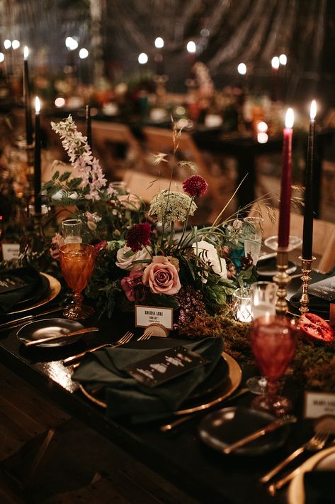 Natal, Dark Romantic Wedding, Dark Wedding Theme, Candles Flowers, Forest Theme Wedding, Enchanted Forest Wedding, Enchanted Wedding, Goth Wedding, Dark Wedding