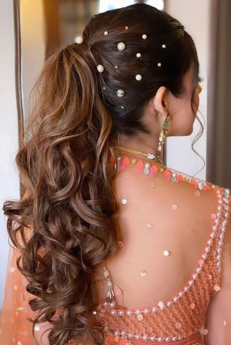 Garba Bride Hairstyle, Bridal Garba Hairstyle, Sangeet Look Hairstyle, Wedding Garba Hairstyle, Sangeet Hairdo For Bride, Latest Bridal Hairstyles Indian, Haïr Style For Gown, Curly Hair Indian Hairstyles, Bridal Sangeet Hairstyle