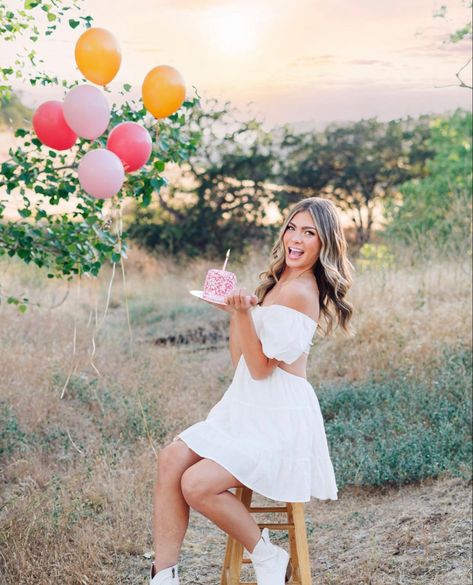 13birthday Photoshoot Ideas, Cute Pink Photoshoot, Birthday Photoshoot Outside Ideas, 21st Birthday Ideas Photo Shoots Outside, 16 Bday Picture Ideas, 21st Birthday Photoshoot With Cake, Ballon Pictures Birthday, Girl Birthday Photoshooting Outdoor, Balloons Photoshoot Ideas