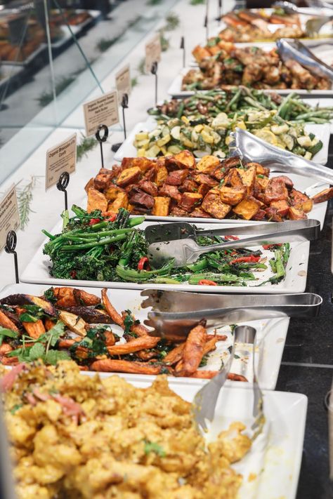 Salad Buffet, Wedding Buffet Food, Deli Cafe, Catering Food Displays, Catering Buffet, Lunch Catering, Trending Wedding, Buffet Set, Party Food Buffet