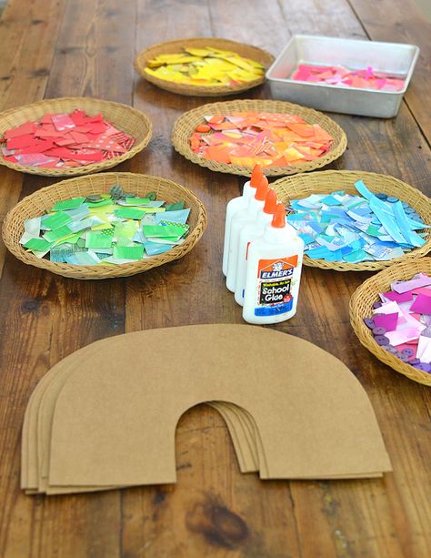 Children use colored collage material to make a rainbow from cardboard. Flower Art Preschool, Kunst For Barn, Kraftangan Prasekolah, Aktiviti Kanak-kanak, Aktivitas Montessori, Rainbow Crafts, Daycare Crafts, St Patrick's Day Crafts, Toddler Art