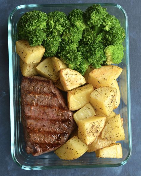 Got meat for lunch? We do! You should too!This rib eye is hand rubbed and then grilled to meal prep perfection! _ INGREDIENTS: 2 medium sized @butcher_box rib eye steaks room temperature lb. small white potatoes sliced in quarters 2 tbsp. extra virgin olive oil 1 tsp. garlic powder 1 tsp. dried thyme salt & pepper to taste broccoli steamed _ METHOD: Find the full instructions on our website! Grilled Steak & Garlic Roasted Potatoes Meal Prep _ MACROS: 19g Protein 29g Fat 31g Carbs Potato Meal Prep, Broccoli Steamed, Rib Eye Steaks, Makanan Rendah Kalori, Butcher Box, Thyme Salt, Resep Diet Sehat, Plats Healthy, Meal Prep On Fleek