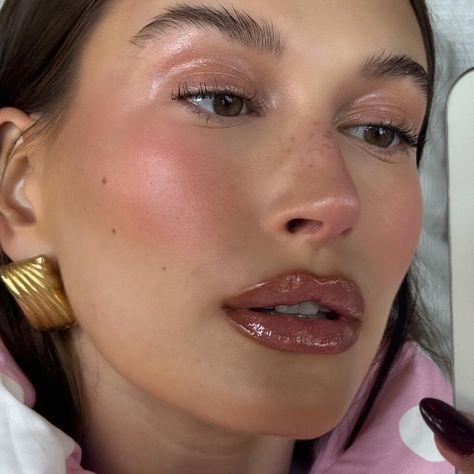 Hailey Bieber’s Holiday Glam Is Inspired by a Different Type of Fruit Sugar Plum Fairy Makeup, Trucco Glam, Plum Makeup, Flot Makeup, Maquillage On Fleek, Smink Inspiration, Fresh Makeup, Glossy Makeup, Holiday Glam