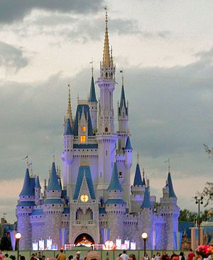 10 Tips for Going to Disney with small children & saving money Orlando Florida Disney, Magic Kingdom Castle, Dunia Disney, Foto Disney, Blizzard Beach, Disney World Magic Kingdom, Parc D'attraction, Cinderella Castle, Disney Castle