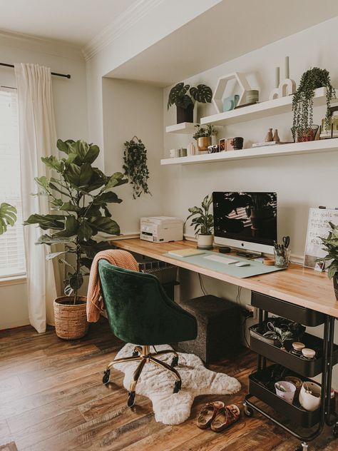 Work Place In Living Room Home Office, Boho Modern Desk, Home Office Ideas Plants, Plants In Office Space Interiors, Gaming Room And Office, Aesthetic Workspace Home Office, Wall To Wall Office Desk, Art Workspace Ideas, Boho Office Aesthetic