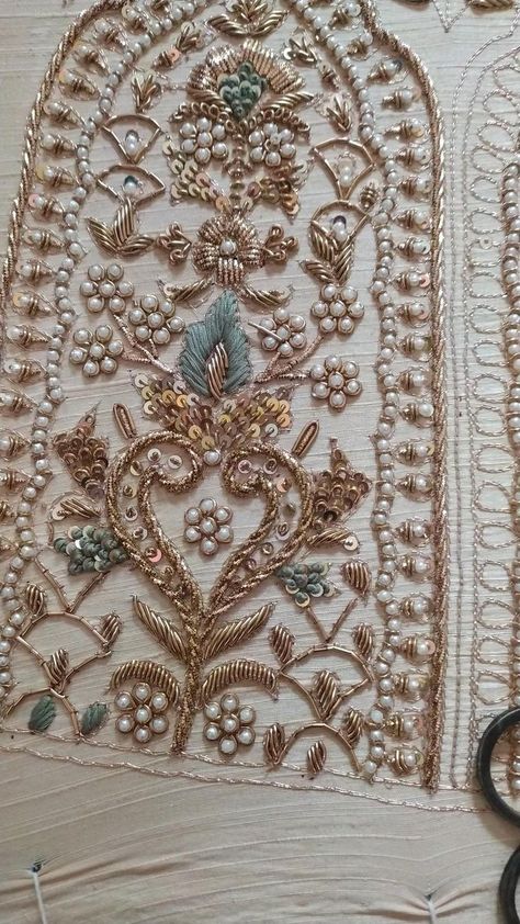 Couture, Jardoshi Work Lehenga, Zardosi Embroidery Lehenga, Kalabattu Embroidery, Tilla Embroidery Designs, Handwork Lehenga Designs, Lehnga Embroidery Design, Hand Embroidery Lehenga Designs, Zardosi Embroidery Motif