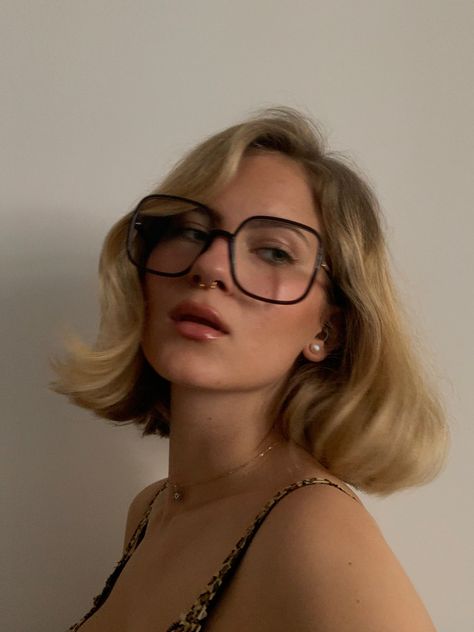 Thick Frame Glasses Aesthetic, Hip Glasses For Women, Short Blonde Hair With Glasses, Grandma Glasses Aesthetic, Short Hair Big Glasses, It Girl Glasses, Thick Glasses Aesthetic, Chunky Glasses Aesthetic, Prescription Glasses Aesthetic