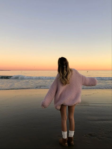 Sweaters At The Beach, Uggs On The Beach, Sweater On The Beach, Sweaters On The Beach, Lala Girl Aesthetic, Sweater Beach Outfit, Beach Outfit Winter, Beach Sweater Outfit, Chilly Beach Day Outfit