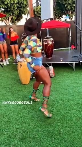 Afrobeats Outfit, African Dance Outfits, African Dance Video, Afrobeats Fashion, Funny Dancing Videos, Jamaican Dance, Dance African, Caribbean Dance, African Dancing