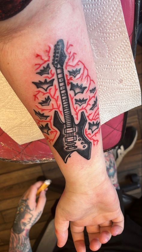 Traditional Guitar tattoo with bats and red lightening - the guitar belongs to eddie munson. A stranger Things tattoo Eddie Munson Tattoo Ideas, Eddie Munson Tattoo, Eddie Munson Tattoos, Eddie Tattoo, Stranger Things Tattoo, Gangsta Tattoos, Hand And Finger Tattoos, Bat Tattoo, Guitar Tattoo