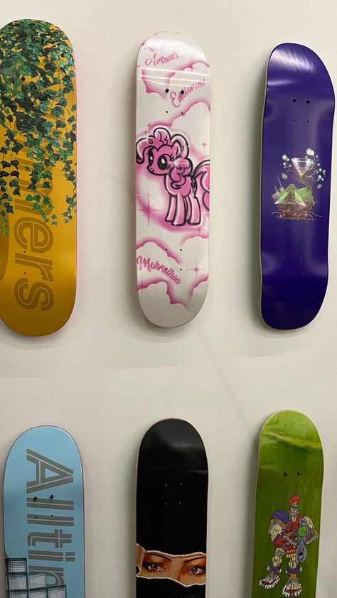 Skateboard Designs Aesthetic, Spray Paint Skateboard, Y2k Skateboard Design, Skateboard Paint Ideas, Skateboard Aesthetic Design, Aesthetic Skateboard Design, Skateboard Design Diy Paint, Spray Paint Aesthetic, Skateboard Painting Ideas