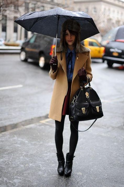 12 outfit ideas for gross, rainy weather like this one: black tights, a camel coat, trapper hat, and a sensible umbrella. Click for more! Rainy Outfits, Rainy Weather Outfits, Rainy Outfit, Rainy Day Outfit For Work, Rain Outfit, Jeans Trend, Rainy Day Fashion, Look Office, Cold Weather Outfit