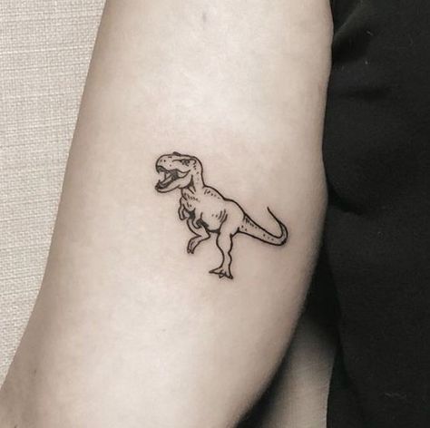 If you are a dino lover or an artist searching for new ideas and inspiration, prepare to dive into the Mesozoic era and see real aesthetic dinosaur tattoos. Tiny T-rex Tattoo, Dinosaur Tattoo Ideas, Dinasour Tattoo, Aesthetic Dinosaur, Ankel Tattoos, T Rex Tattoo, Real Aesthetic, Wing Tattoo Men, Dinosaur Tattoo